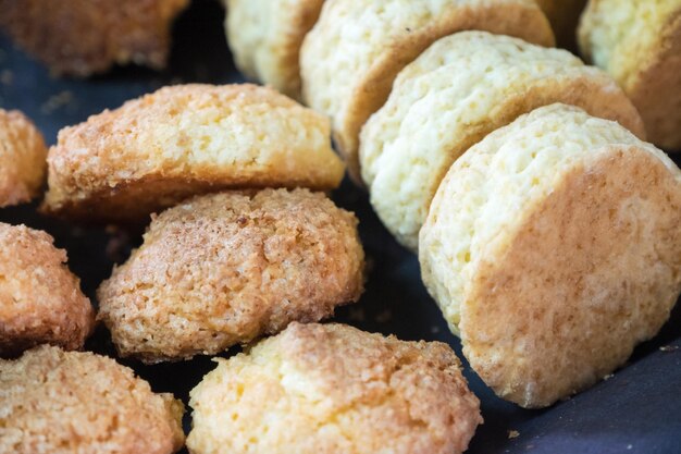 Un tas de beignets qui sont sur une table