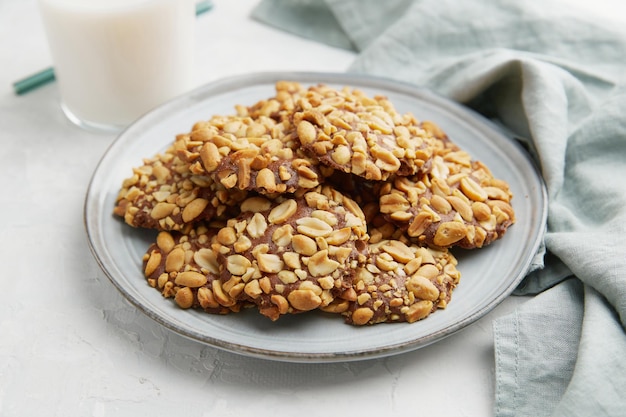 Photo un tas de biscuits d'arachides traditionnels portugais connus sous le nom de bolachas de amendoim sur l'assiette grise