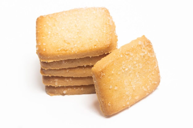 Un tas de biscuits au beurre danois le biscuit au pain finlandais isolé sur un fond blanc