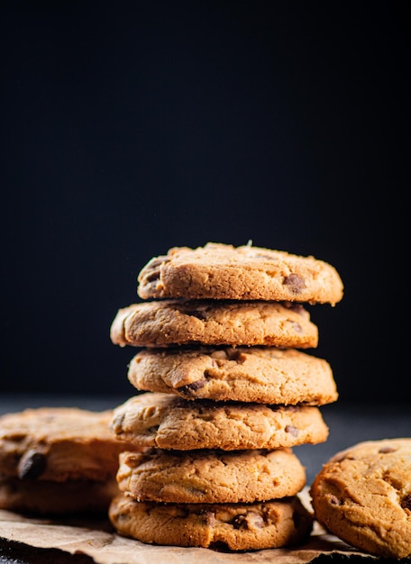 Un tas de biscuits au chocolat au lait