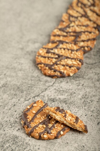 Tas de biscuits au chocolat d'avoine avec des noix placés sur la pierre.