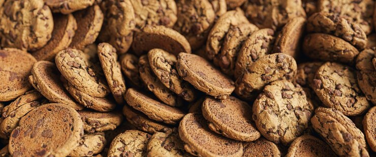 Photo tas de biscuits fraîchement cuits au four avec des pépites de chocolat