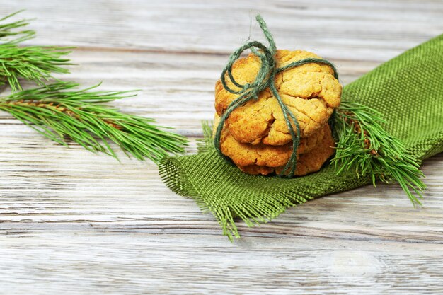 Tas de biscuits en pain d'épice décorés avec des branches de pin. Cookies à la cannelle. Espace de copie.