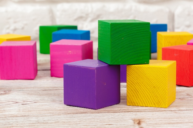 Tas de blocs de jouets, pile de briques en bois multicolores