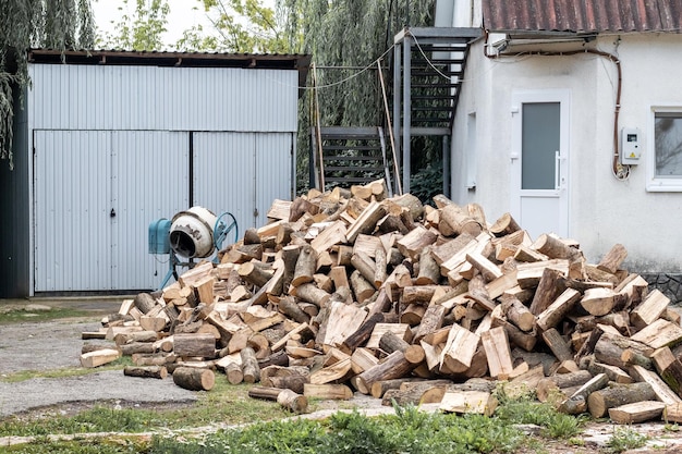 Un tas de bois de chauffage pour le chauffage en hiver dans la cour de la ferme