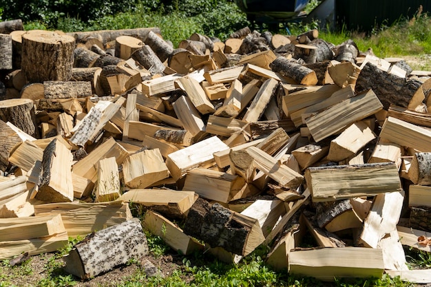 Un tas de bois coupé dans la cour de la maison préparation pour l'hiver
