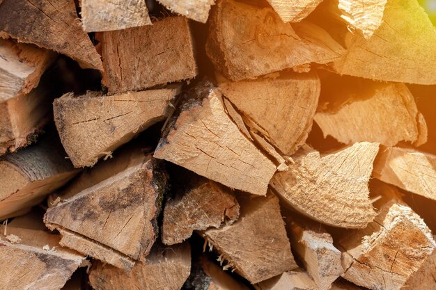 Un tas de bois coupé. Tas de bois avec du bois de chauffage