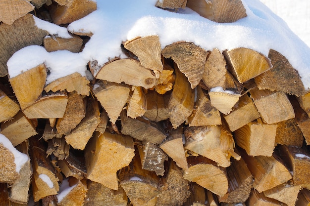 Tas de bois avec de la neige