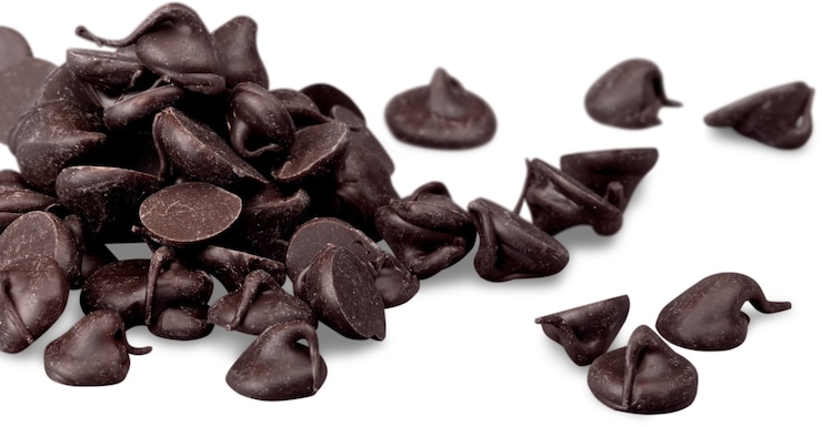 Photo tas de bonbons au chocolat sur fond blanc