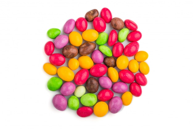 Tas de bonbons au chocolat multicolores isolé sur blanc