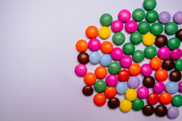 Un tas de bonbons colorés avec le mot bonbon sur le dessus