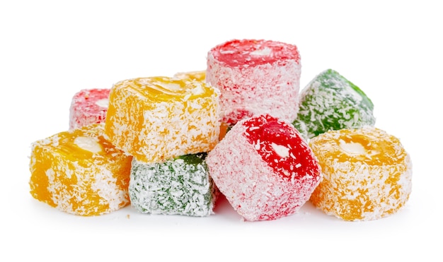 Tas de bonbons colorés Turkish Delight isolated on white