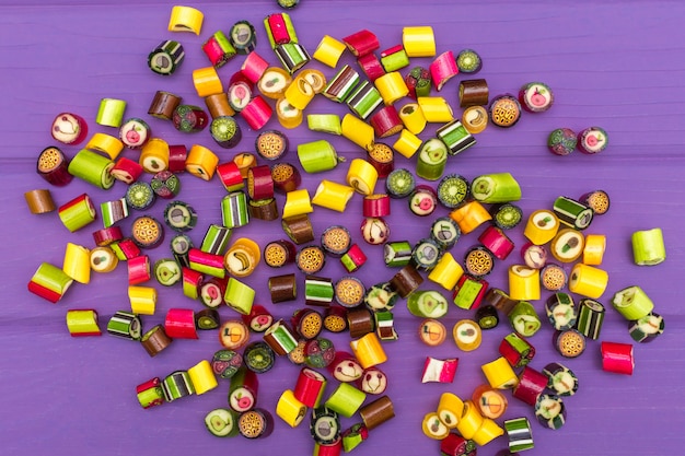 Un tas de bonbons enrobés de caramel coloré