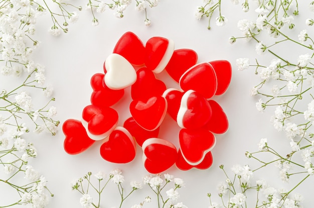 Tas de bonbons gelée en forme de coeur sur fond blanc
