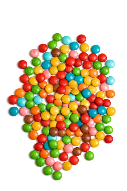 Tas de bonbons multicolores isolé sur fond blanc