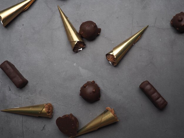 Photo un tas de boules enrobées de chocolat avec une qui dit 