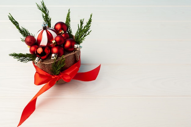 Tas de boules de Noël rouges dans un panier