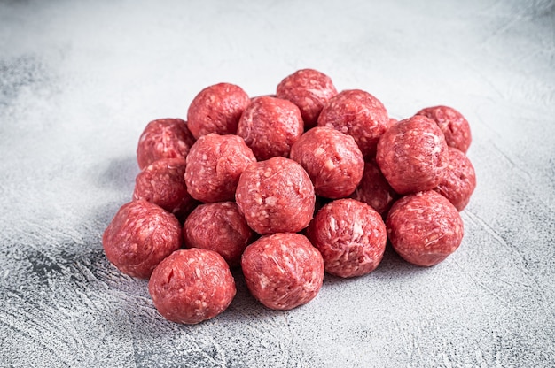 Tas de boulettes de viande de bœuf et de porc crus non cuits