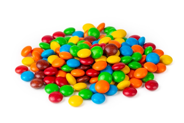 Un tas de boutons de chocolat enrobés de bonbons de couleur arc-en-ciel isolés