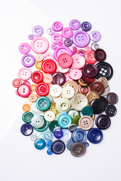 Tas de boutons colorés