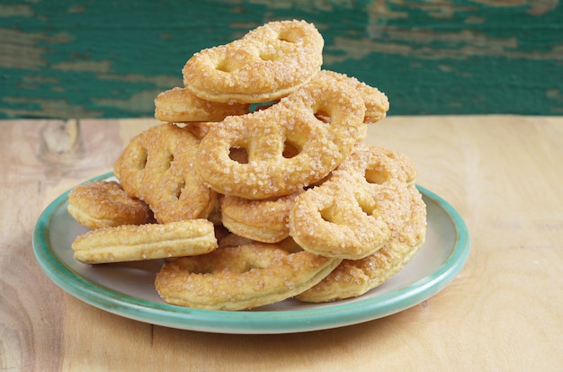 Tas de bretzels avec du sucre dans l'assiette