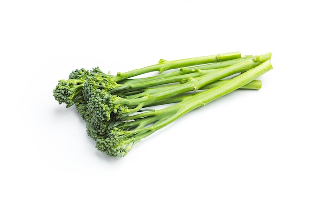 Tas de broccolini cru isolé sur fond blanc