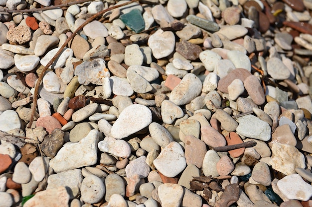 Un tas de cailloux multicolores isolé sur le gros plan de la plage