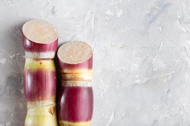 Tas de canne à sucre sur fond blanc