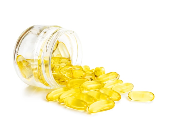 Tas de capsules Omega 3 isolé sur fond blanc