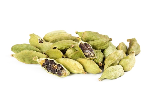 Tas de cardamome entière isolé sur fond blanc