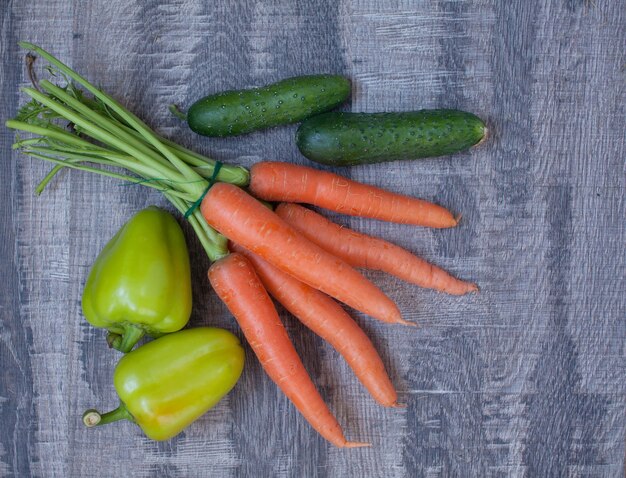 Tas de carottes fraîches sur fond de bois