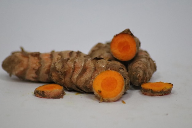 un tas de carottes avec la moitié supérieure