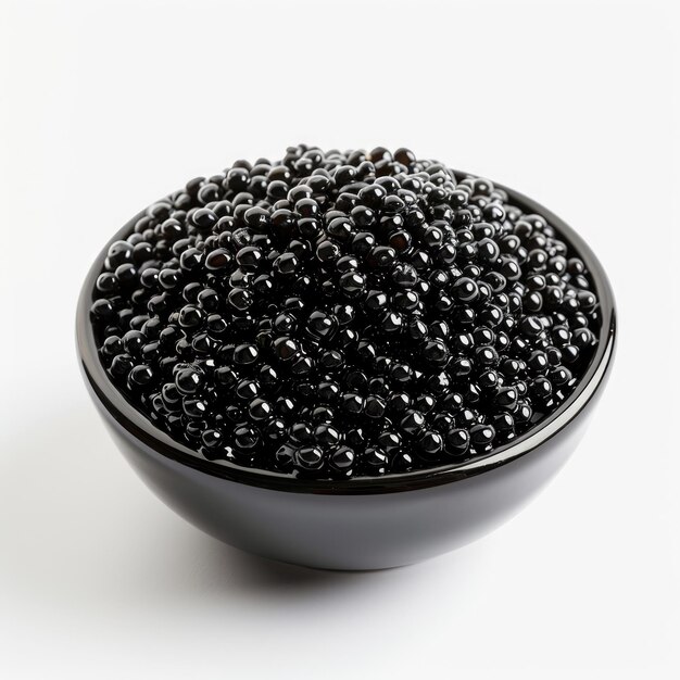 Photo un tas de caviar noir en gros plan sur un fond blanc