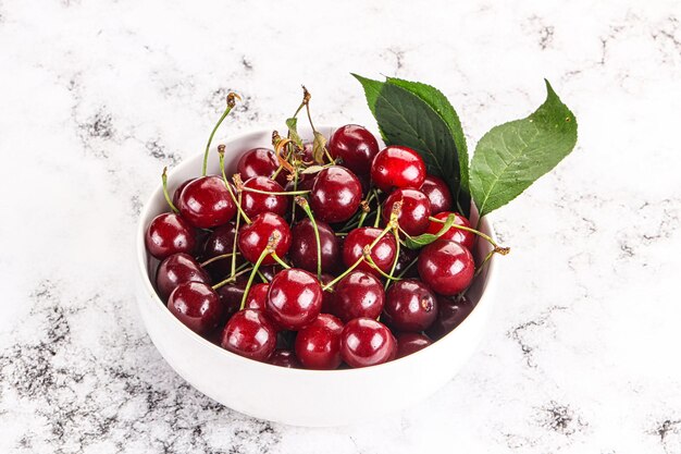 Photo un tas de cerises biologiques mûres, sucrées et juteuses