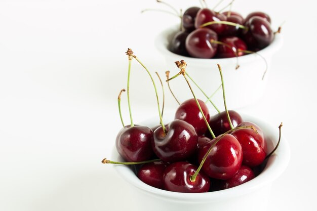 Tas de cerises fraîchement cueillies dans un bol.