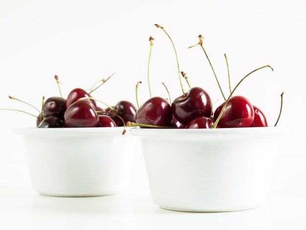 Tas de cerises fraîchement cueillies dans un bol.