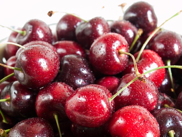 Tas de cerises fraîchement cueillies dans une passoire.