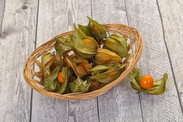 Tas de cerises d'hiver dans le bol