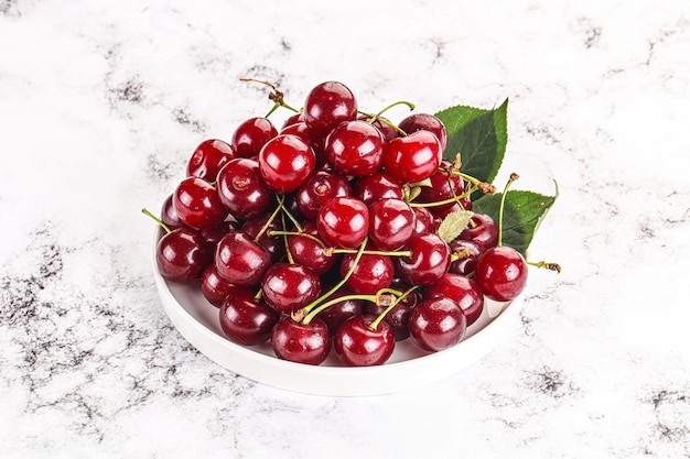 Un tas de cerises organiques mûres, sucrées et juteuses