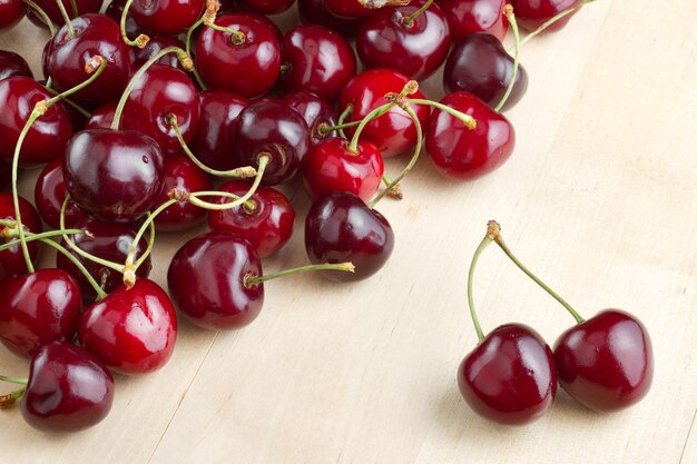 Tas de cerises sur planche de bois