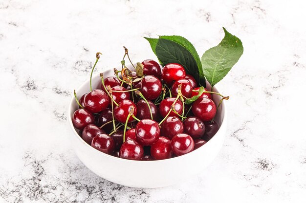 Photo un tas de cerises sucrées et juteuses mûres