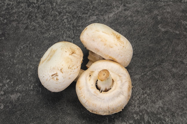 Tas de Champignon cru pour la cuisson