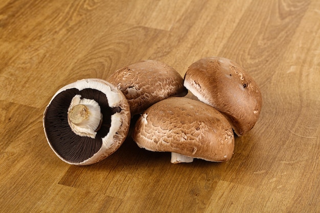 Un tas de champignons bruns crus pour la cuisson