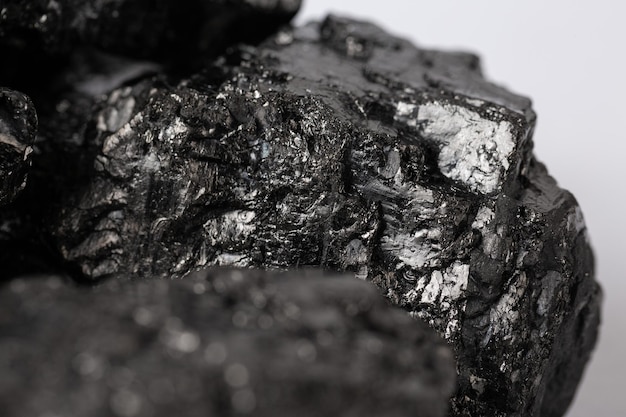 Un tas de charbon fossile noir naturel sur un fond blanc isolé