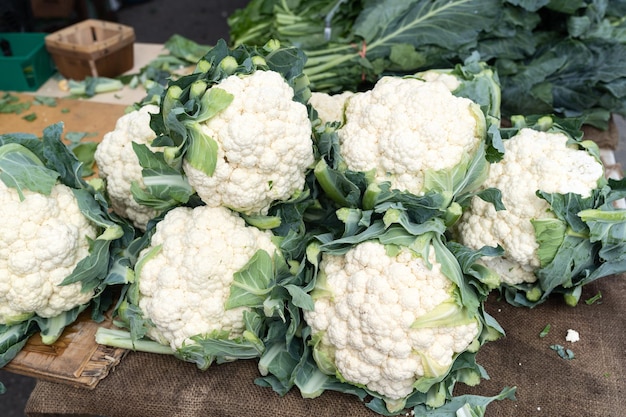 Tas de chou-fleur à vendre au marché de producteurs locaux