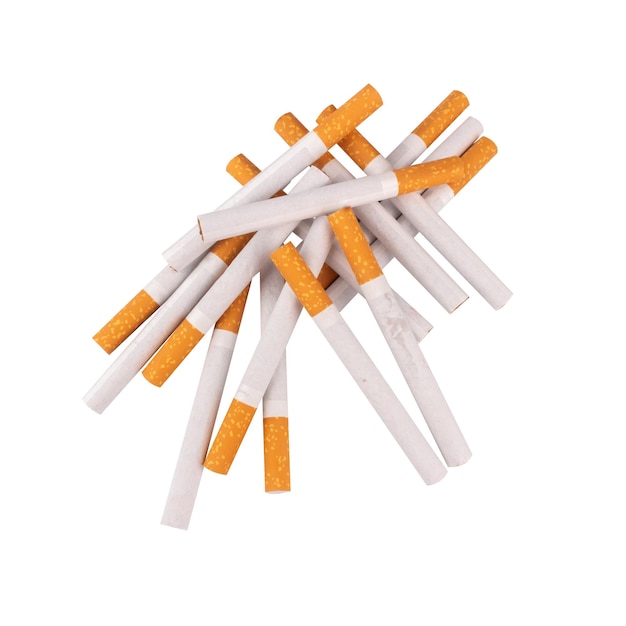 Tas de cigarettes isolé sur fond blanc