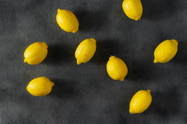 Tas de citrons sur une vue de dessus sombre