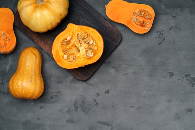 Tas de citrouilles fraîches sur table sombre