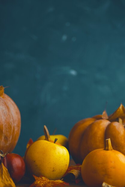 Un tas de citrouilles et de pommes.