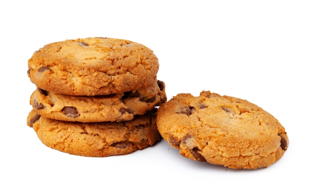 Tas de cookies aux pépites de chocolat isolé sur une surface blanche